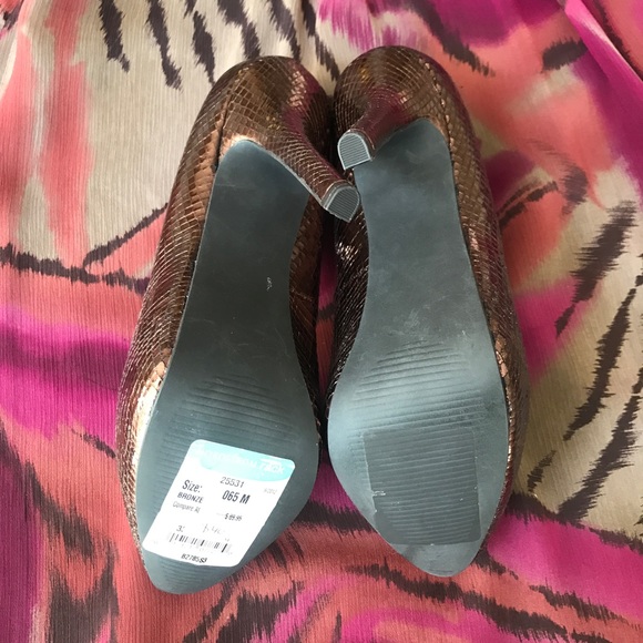 FERGIE Bronze Platform Heels NWT! - Picture 4 of 8